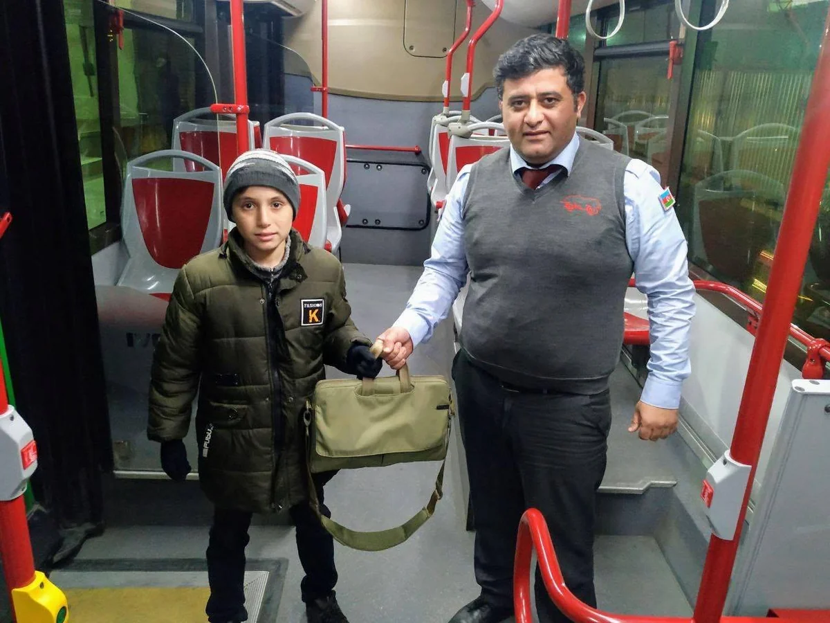 Водитель BakuBus вернул ноутбук владельцу
