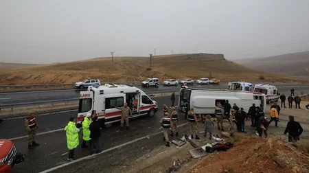 Türkiyədə avtobus aşıb, 7 nəfər ölüb, 15-i yaralanıb