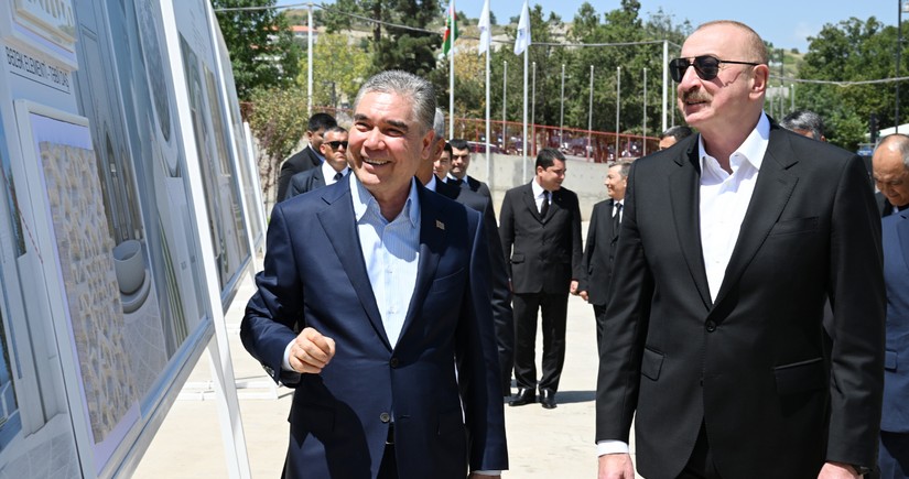 İlham Əliyev və Qurbanqulu Berdiməhəmmədov Yeni Şuşa məscidində tikinti işləri ilə tanış olublar