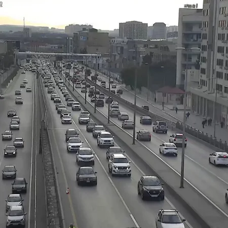 Bakının 10 yolunda tıxac yaranıb - SİYAHI