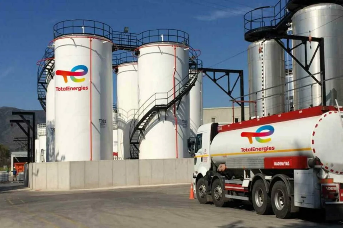 СМИ: Французская TotalEnergies продолжает производить топливо для российских истребителей