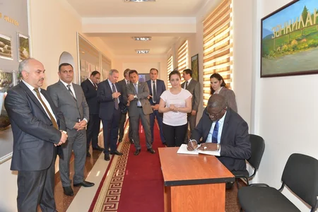 Rövşən Rzayev Beynəlxalq Qızıl Xaç və Qızıl Aypara Cəmiyyətləri Federasiyasının baş katibi ilə görüşüb
