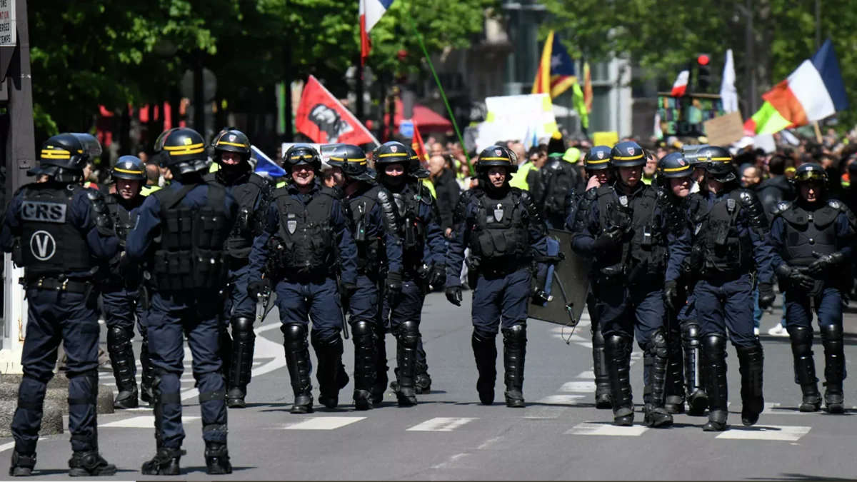 Fransada polis zorakılığı və irqçilik Paris sakinlərini küçələrə çıxardı