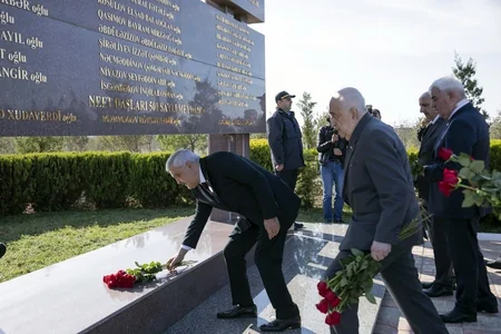 SOCAR prezidenti Neft Daşlarında neftçilərlə görüşüb