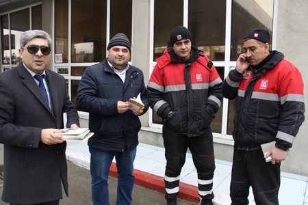 Bakının bazar, yanacaqdoldurma məntəqəsi, yeməkxana və marketlərində kitab paylanıb