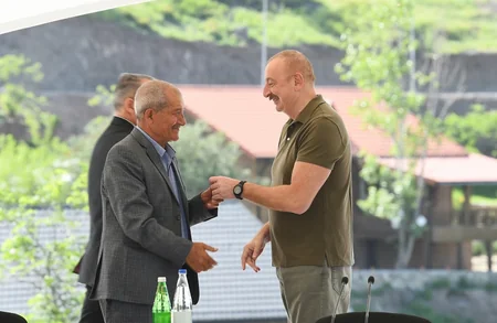 Dövlət başçısı Laçın şəhərinə qayıdan əhali ilə görüşüb, evlərin açarlarını onlara təqdim edib