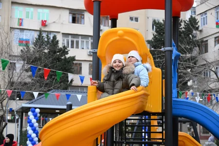 Bakıda növbəti yenilənmiş həyətlər istifadəyə verilib