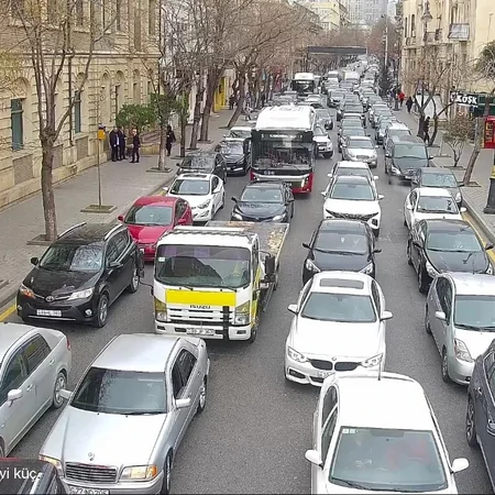 Bakının bir sıra yollarında nəqliyyat vasitələrinin hərəkəti çətinləşib