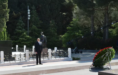 Azərbaycan Prezidenti Ümummilli Lider Heydər Əliyevin məzarını ziyarət edib