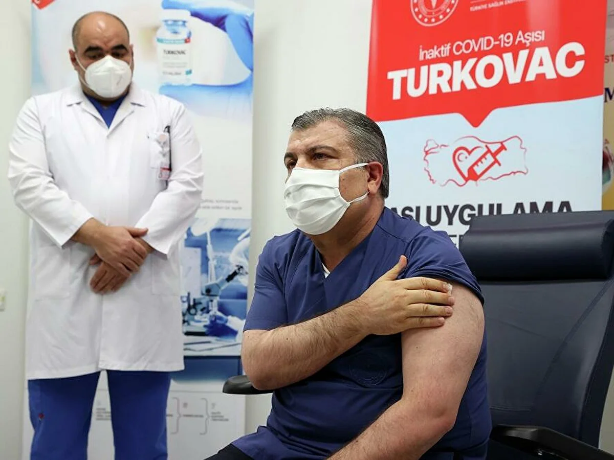 Министр здравоохранения Турции привился вакциной TURKOVAC