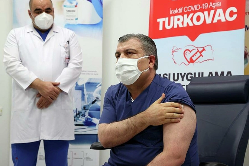 Министр здравоохранения Турции привился вакциной TURKOVAC