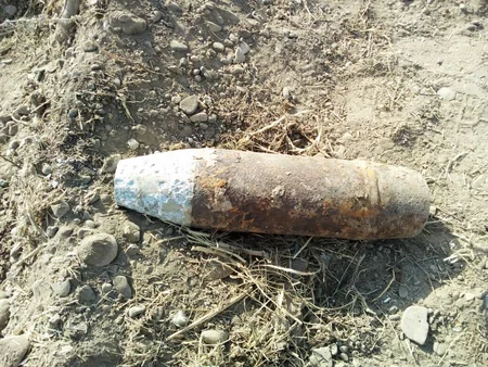 Ağcabədidə yol kənarından top mərmisi tapılıb