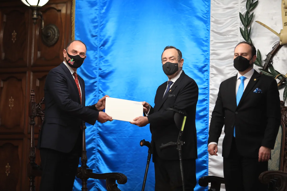 Qvatemala Prezidenti Azərbaycan diplomatını səfir təyinatı münasibətilə təbrik edib