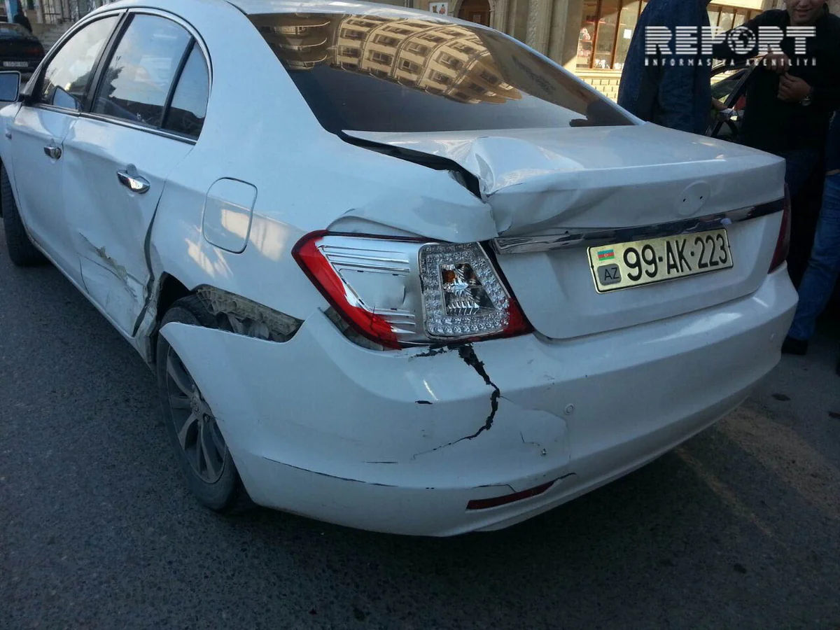 Abşeronda sərnişin avtobusu minik avtomobili ilə toqquşub