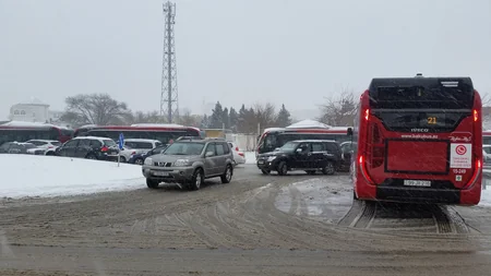 Snowy weather caused bus route delays in Baku - PHOTO