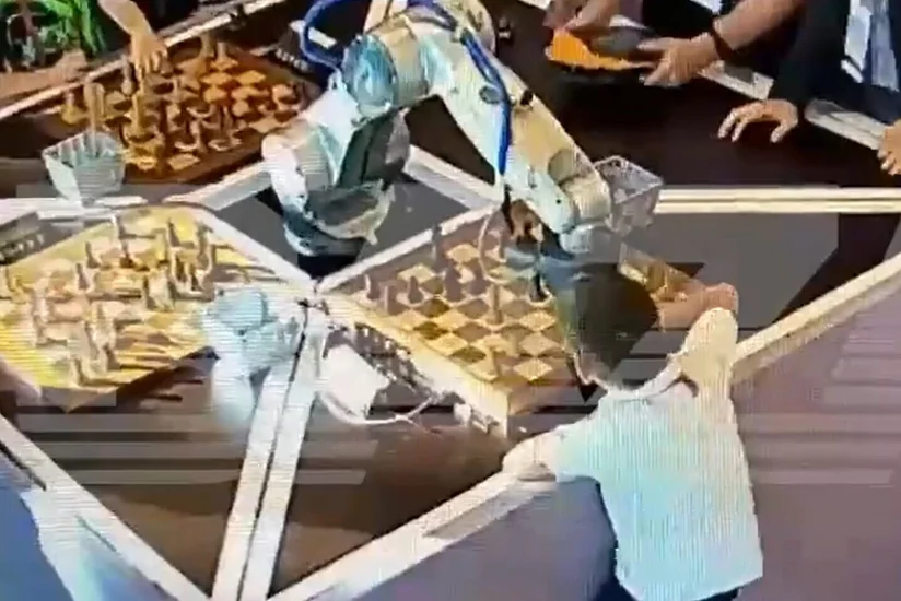 Robot azyaşlı şahmatçının barmağını sındırıb