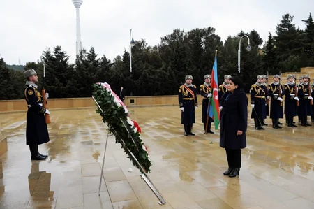 Gürcüstan Prezidenti Fəxri və Şəhidlər xiyabanlarını ziyarət edib