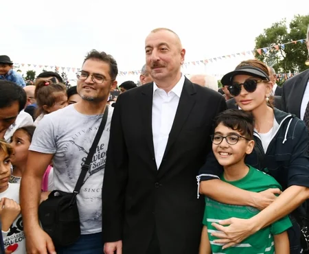 Prezident İlham Əliyev Dənizkənarı Milli Parkda gəzintiyə çıxıb - FOTO