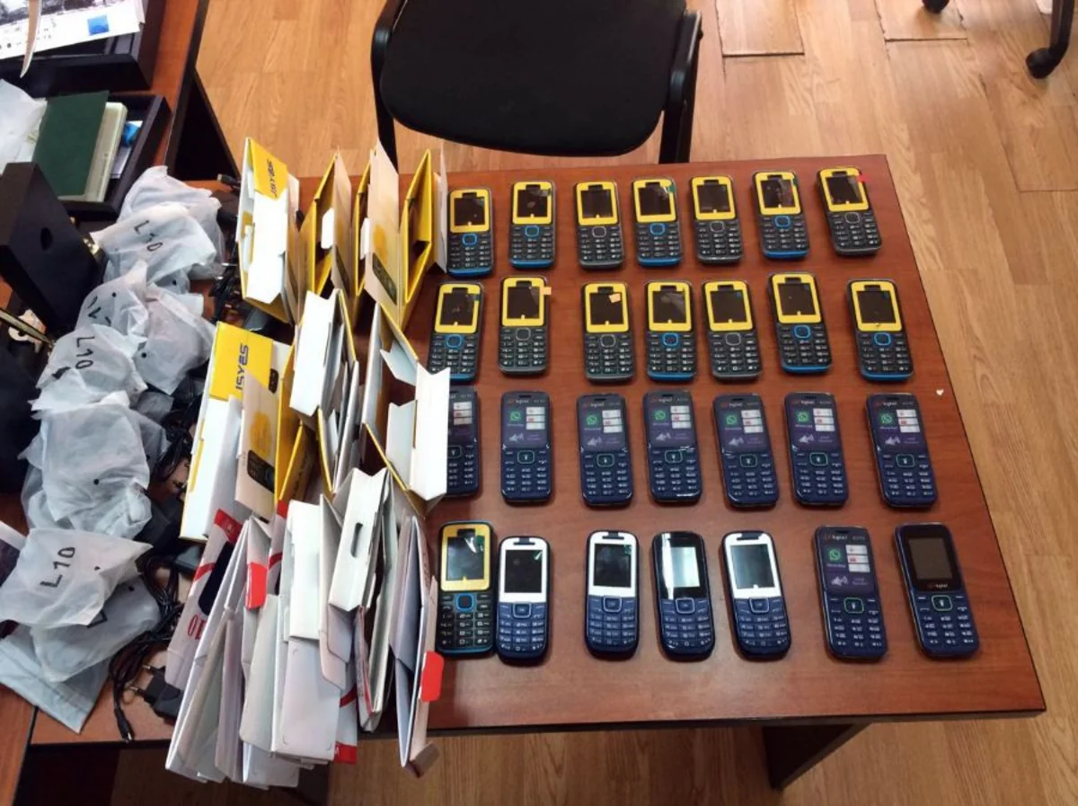 Azərbaycan gömrükçüləri avtomobildən 28 ədəd mobil telefon aşkar ediblər