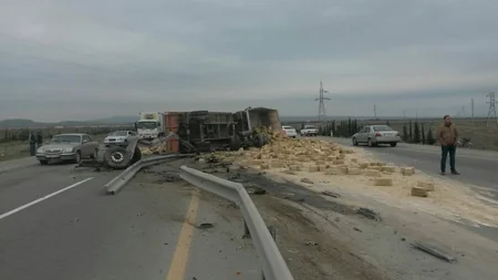 ​Ağır qəza nəticəsində yol təsərrüfatına 8 min manatlıq ziyan dəyib - FOTO