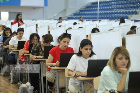 Deputatlar və ictimaiyyət nümayəndələri müəllimlərin sertifikatlaşdırma imtahanını izləyib
