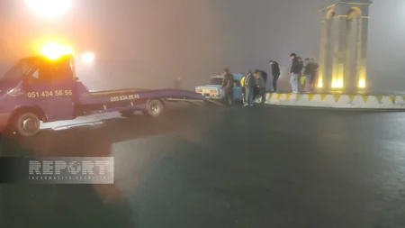Qaxda avtomobil beton maneəyə çırpılıb, xəsarət alanlar var