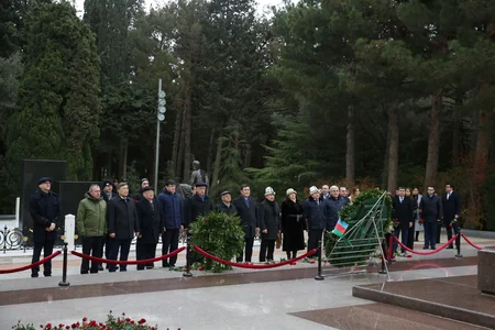 TDT-nin Bakı-Şuşa forumunun iştirakçıları Fəxri və Şəhidlər xiyabanlarını ziyarət ediblər