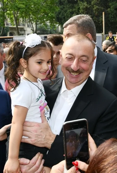 Prezident İlham Əliyev Dənizkənarı Milli Parkda gəzintiyə çıxıb - FOTO