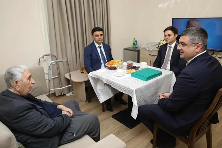 Həmkarlar ittifaqının nümayəndələri Xalq artisti Arif Babayevi ziyarət edib