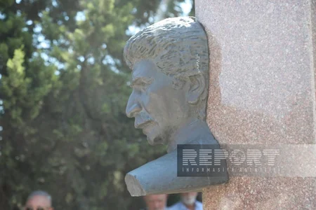 Mədəniyyət nümayəndələri Xalq artisti Şahmar Ələkbərovu məzarı önündə yad ediblər