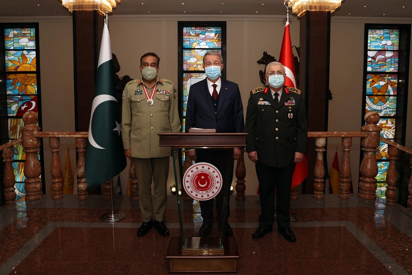 Hulusi Akar Pakistanın Baş Qərargah rəisi ilə görüşüb