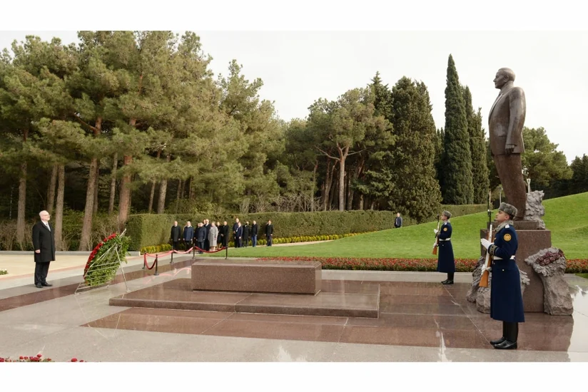 Latviya Prezidenti Heydər Əliyevin məzarını ziyarət edib