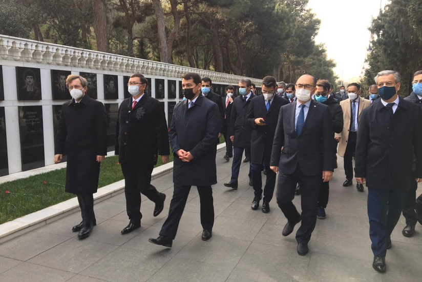 Türk Şurasının informasiya və media üzrə məsul rəsmiləri Fəxri xiyabanı ziyarət ediblər