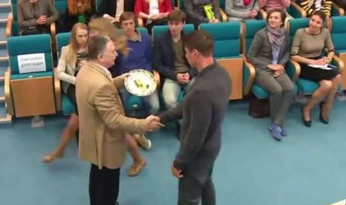 Azərbaycanın Belarusdakı səfiri olimpiya çempionunu mükafatlandırıb