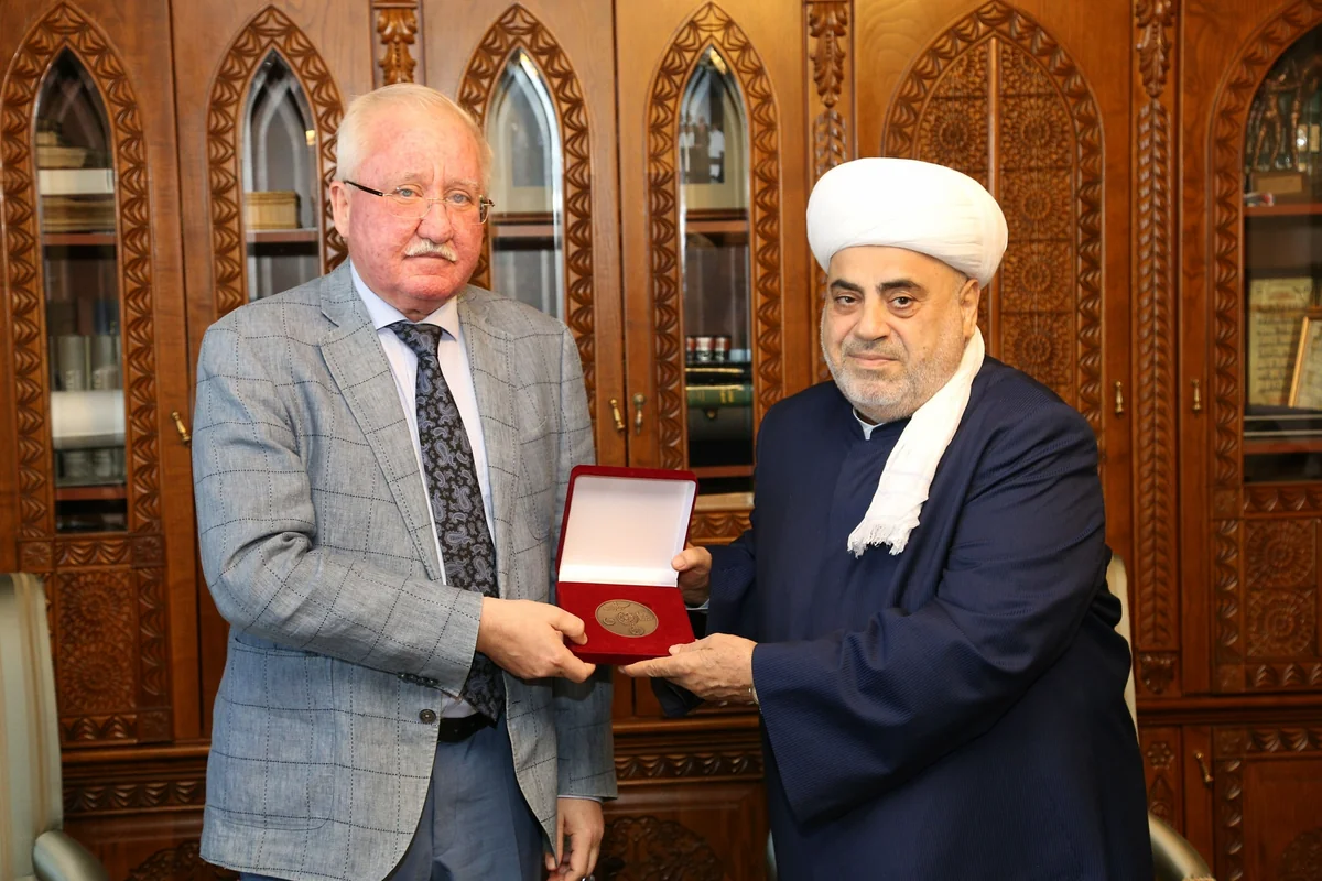 Şeyxülislama Aşurbəylilərin embleminin təsvir olunduğu xatirə medalı təqdim edilib