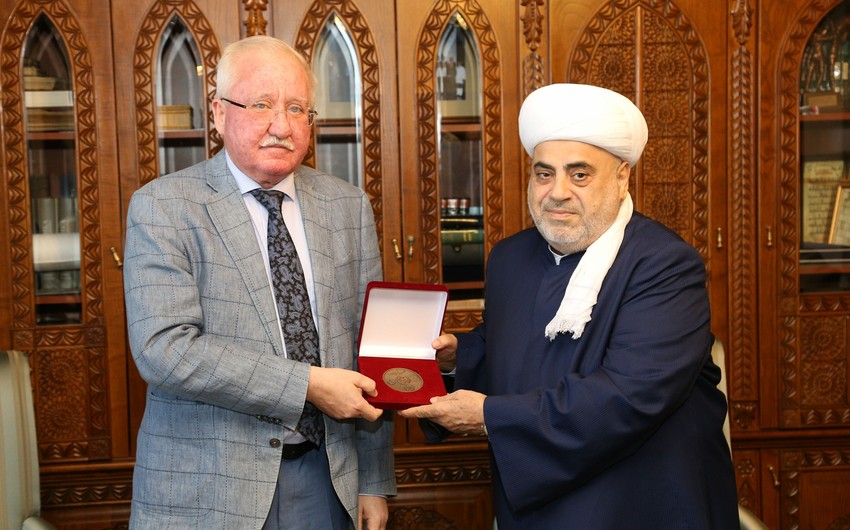 Şeyxülislama Aşurbəylilərin embleminin təsvir olunduğu xatirə medalı təqdim edilib