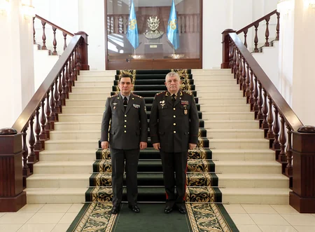 Azərbaycanla Özbəkistan arasında hərbi təhsil sahəsində əməkdaşlıq müzakirə olunub