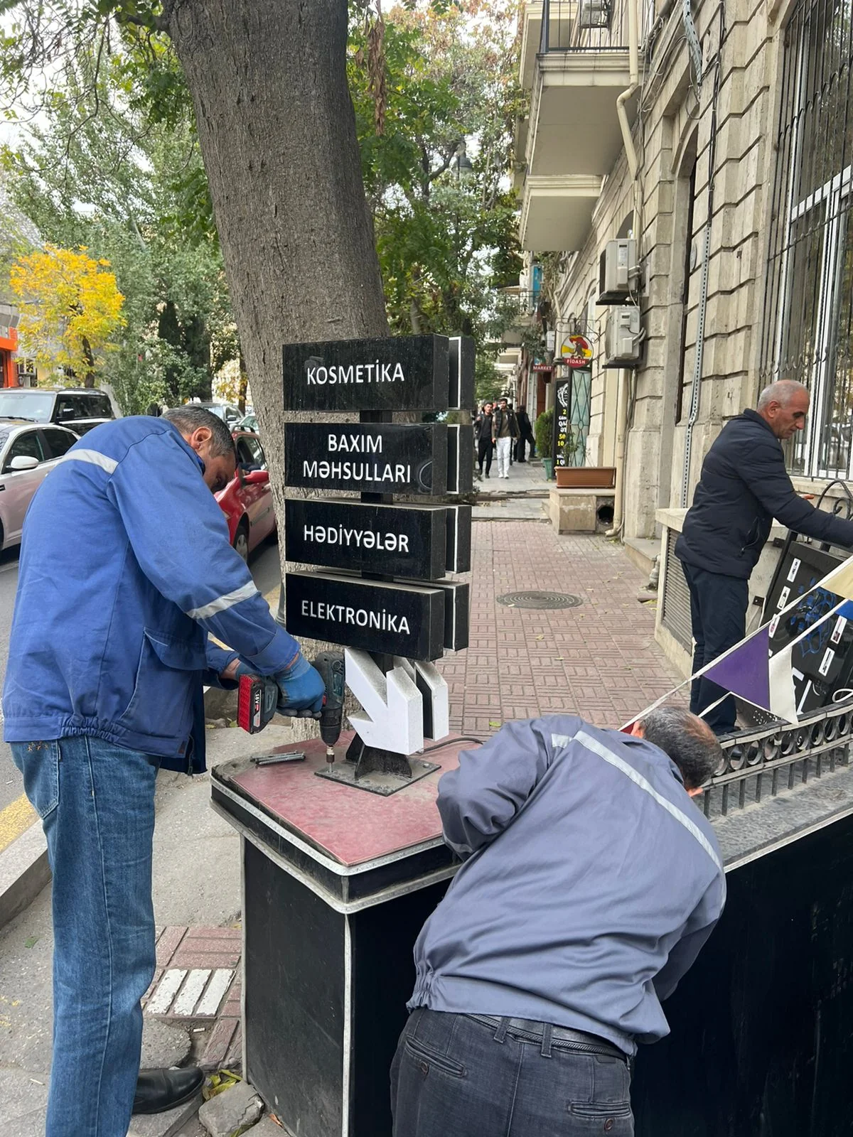 Ölkədə açıq məkanda qanunvericiliyin tələblərinə uyğun olmayan 4 327 reklamın yayımı dayandırılıb
