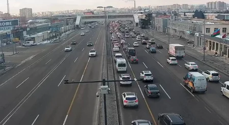 Bakının bir sıra yollarında nəqliyyatın sıxlığı yaranıb