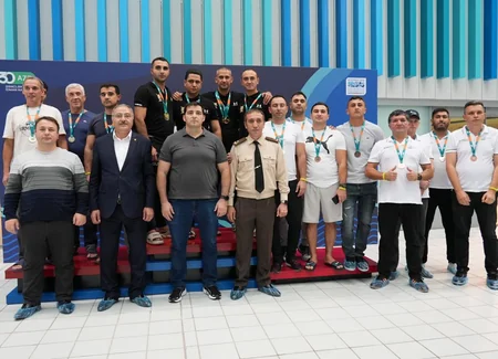 Dövlət qurumlarının əməkdaşları arasında üzgüçülük yarışı keçirilib