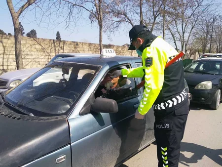 Polis sürücülərə tibbi spirt, maska və əlcək payladı