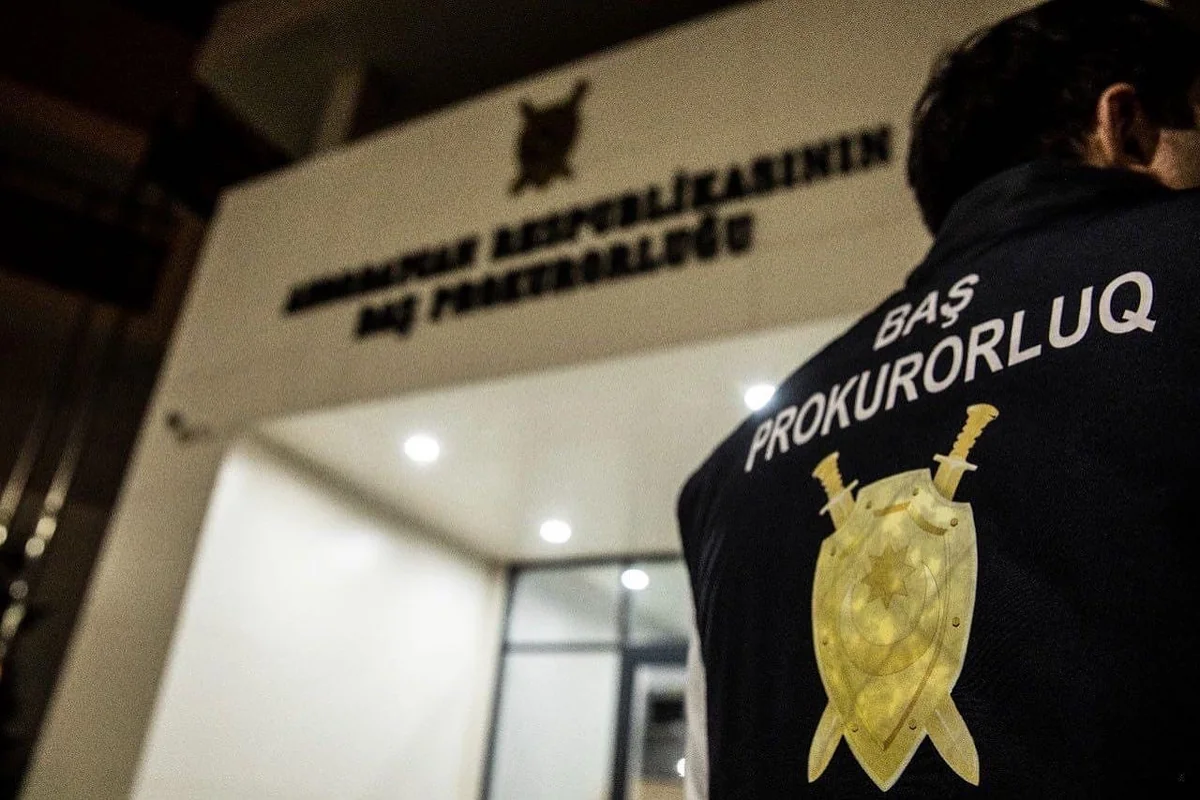Mingəçevirdə dələduzluqda şübhəli bilinən qadın özünü prokurorluğun binasından yerə atıb