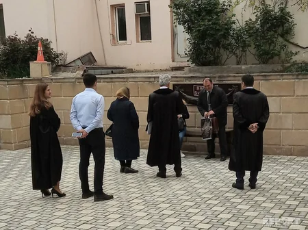 Azərbaycanda məhkəmə hakimi tərəfləri Barışıq skamyasında oturdaraq barışdırıb