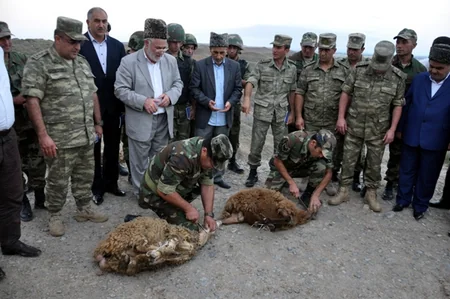 El ağsaqqalları işğaldan azad edilmiş Lələtəpə zirvəsində qurban kəsiblər