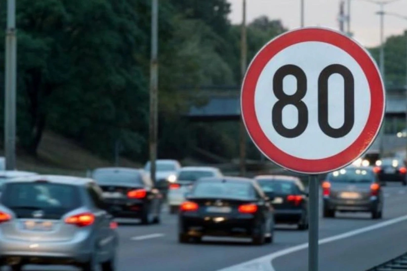 Милли Меджлис одобрил законопроект об увеличении суммы штрафов за превышение скорости на дорогах 