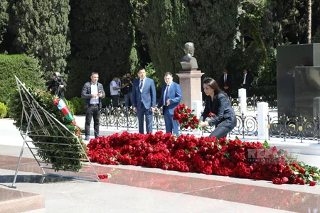 Ümummilli Lider Heydər Əliyevin xatirəsi anılır - FOTOREPORTAJ