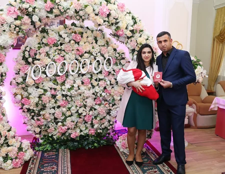 Azərbaycanın 10 milyonuncu sakininin doğum haqqında şəhadətnaməsi onun valideynlərinə təqdim olunub