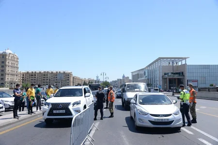 Könüllülər polisə dəstək oldu