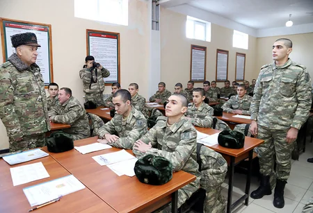 Baş Qərargah rəisi Ermənistanla sərhədə gedib, komandoların məşğələlərini izləyib