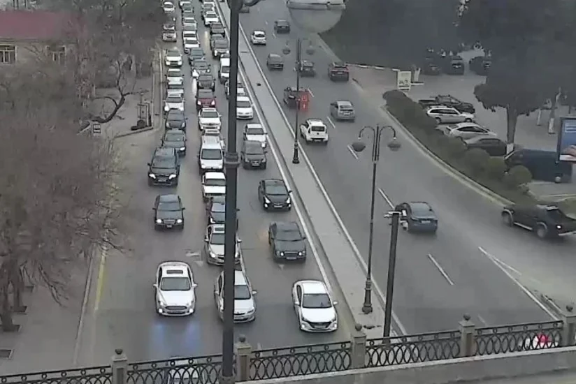 На некоторых улицах Баку затруднено движение транспорта - СПИСОК